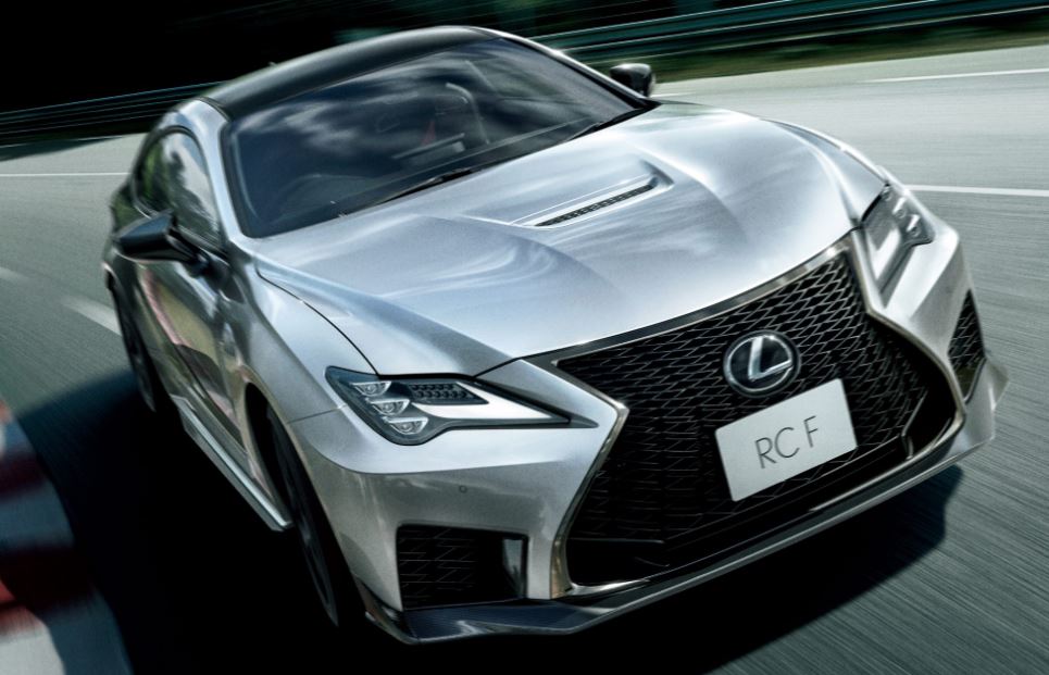 Lexus RC F argentée en mouvement avec moteur V8 atmosphérique 5.0 litres