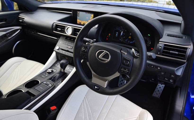 Habitacle Lexus RC F avec volant sport et intérieur cuir clair