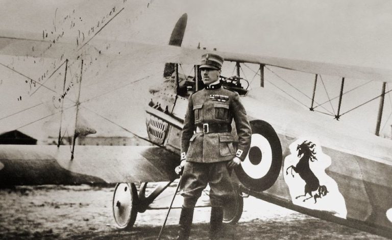 Francesco Baracca devant son avion portant le futur logo Ferrari