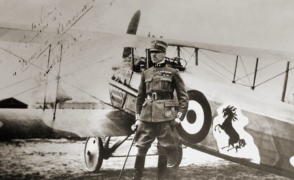 Francesco Baracca devant son avion portant le futur logo Ferrari