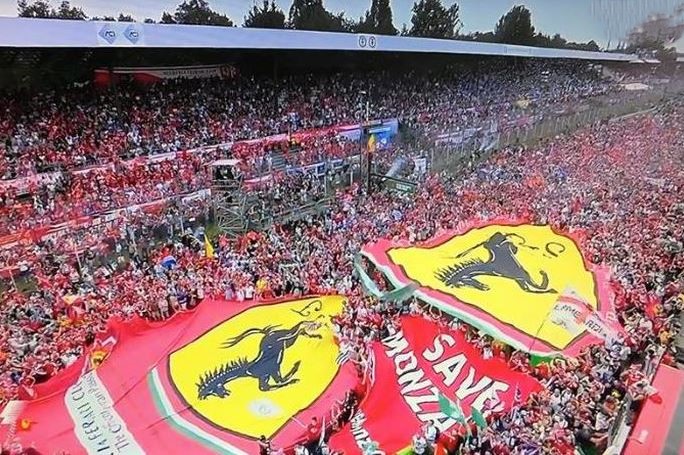 Supporters Ferrari déployant d’immenses drapeaux au Grand Prix de Monza