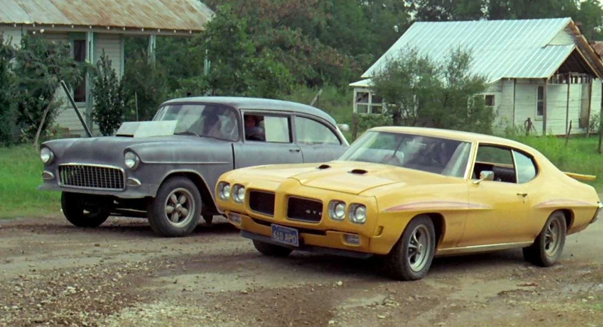 Macadam à deux voies départ d'une course improvisée