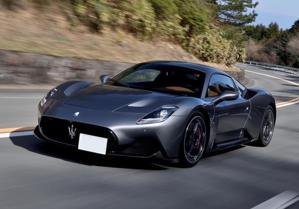Maserati MC20 grise en roulage utilisée dans notre article sur les marques automobiles en danger