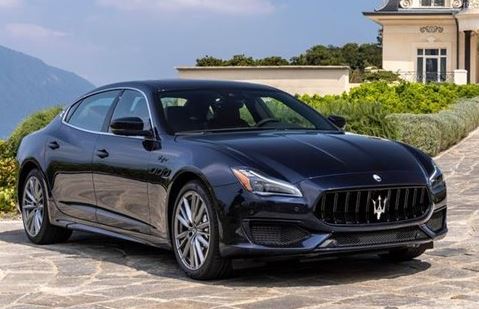 Maserati Quattroporte noire V8 devant une villa italienne