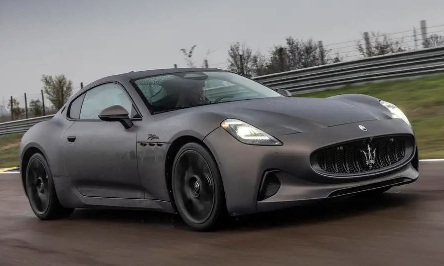 Maserati GranTurismo Folgore grise en essai sur circuit humide