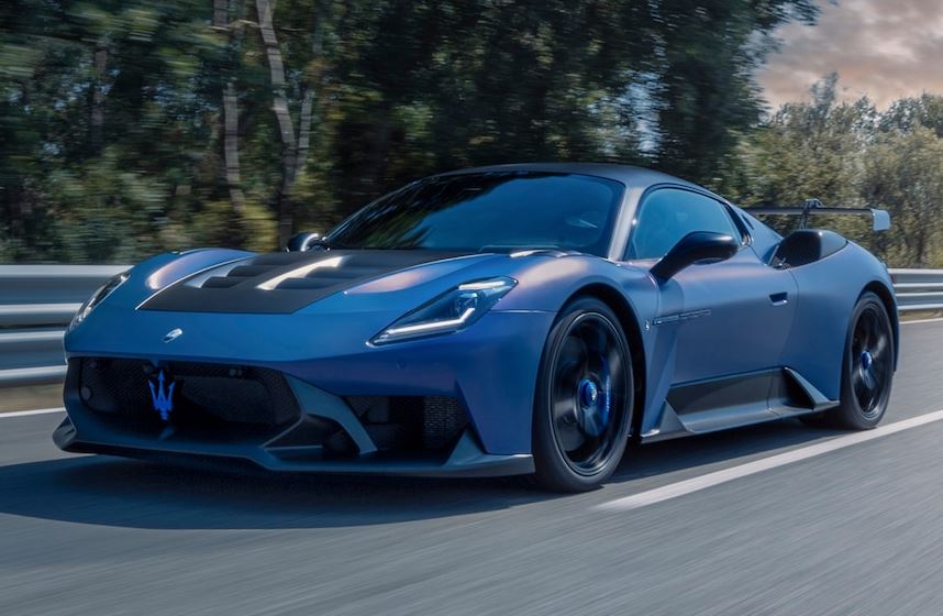 Maserati GT2 Stradale bleue en roulage sur route