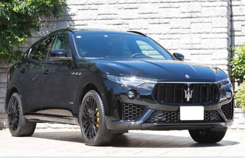 Maserati Levante hybride noir photographié en extérieur