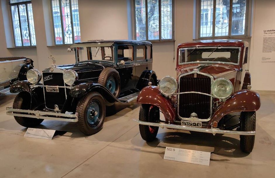 Fiat 522S et Fiat 525S anciennes exposées dans une galerie du musée Fiat