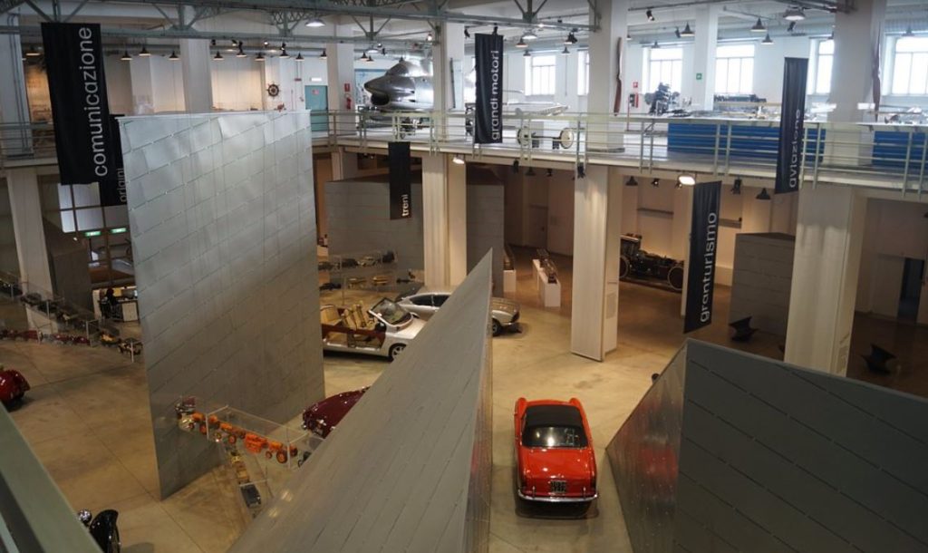 Galerie intérieure du musée Fiat avec voitures anciennes et espace aviation