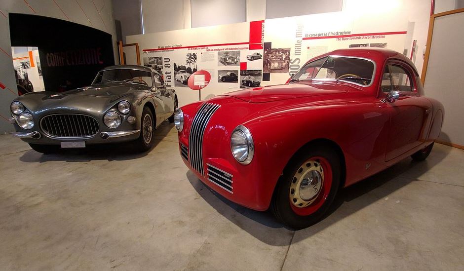 Fiat 8V et coupé italien ancien exposés au musée Fiat
