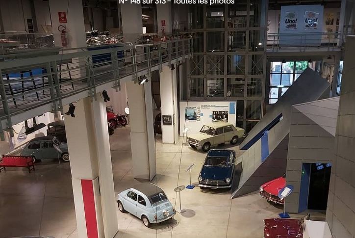 Vue intérieure du musée Fiat à Turin avec plusieurs voitures anciennes exposées