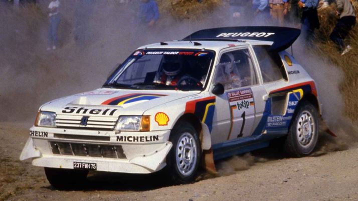 Peugeot 205 T16 Evo en spéciale sur terre avec dérive et poussière