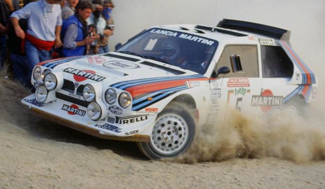 Lancia Delta S4 Martini en spéciale rallye sur piste en terre