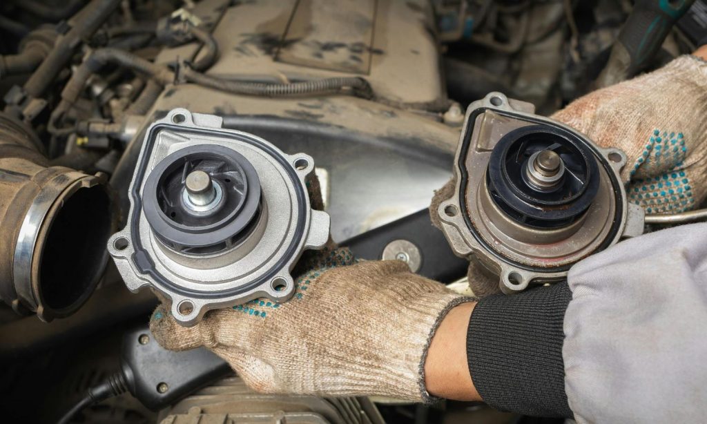 Pompe à eau voiture neuve et ancienne comparaison usure et état