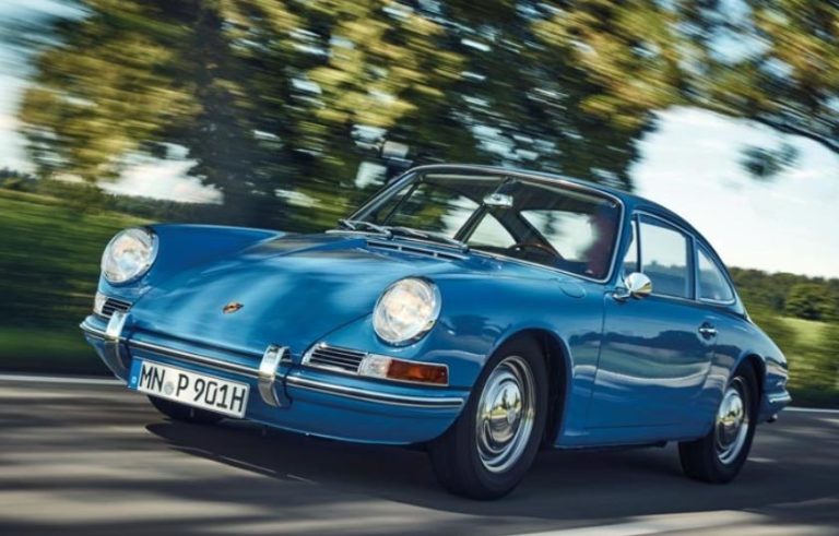 Porsche 901 bleue de 1963 en roulage sur route de campagne