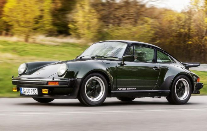 Porsche 911 Turbo 930 noire des années 1970 en mouvement