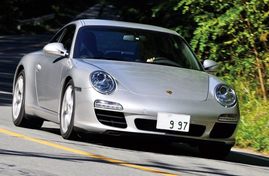 Porsche 911 type 997 grise en roulage vue avant droite