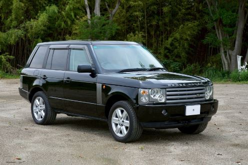 Range Rover L322 noir vue trois quarts avant en extérieur