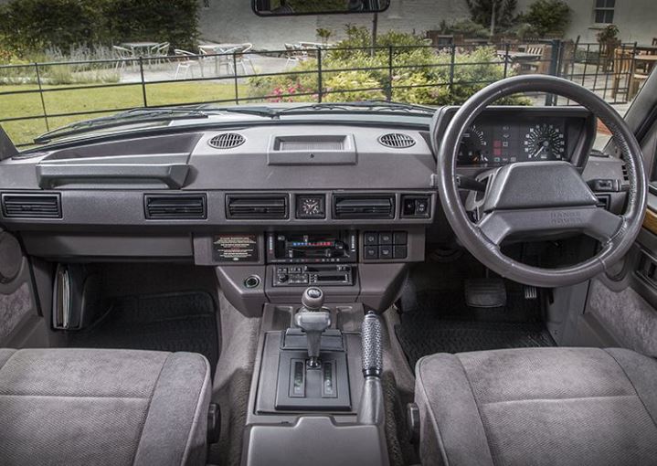 Intérieur d’un Range Rover Classic avec tableau de bord des années 1980