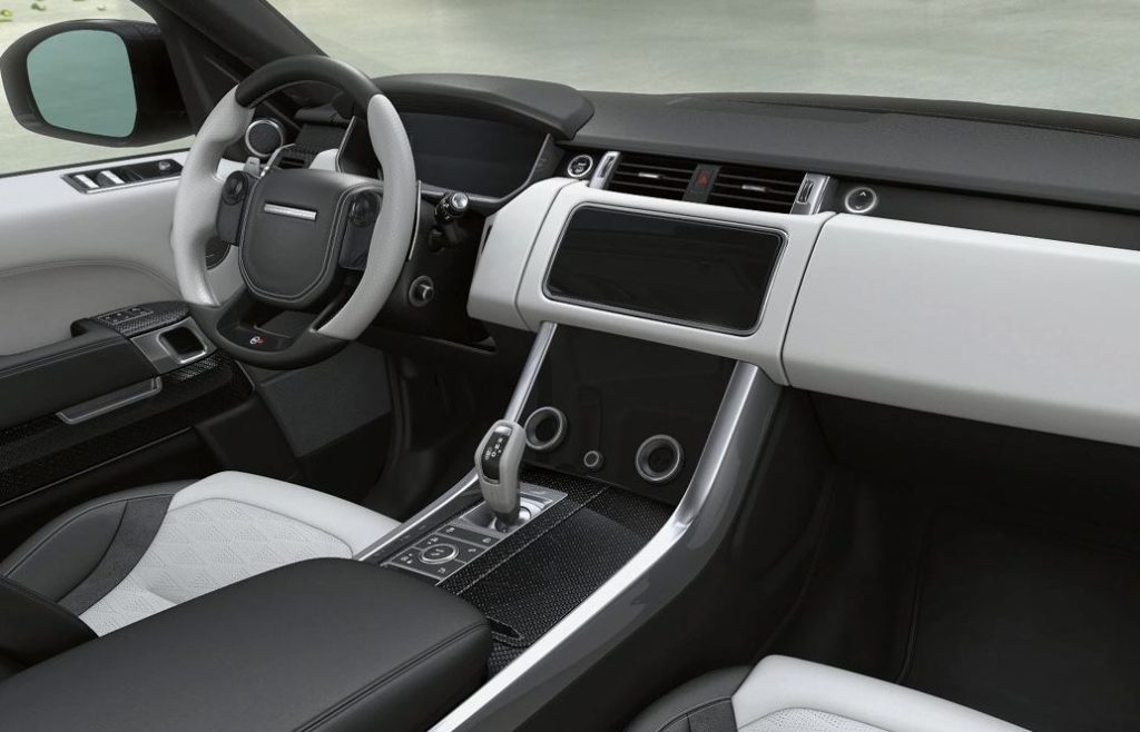 Intérieur moderne d’un Range Rover avec grand écran central et sellerie claire