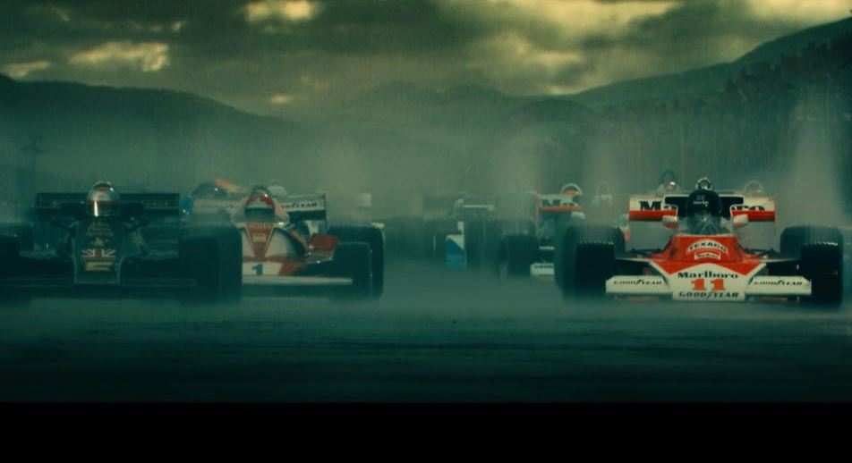 Départ sous la pluie des monoplaces dans le film Rush sur fond de montagne