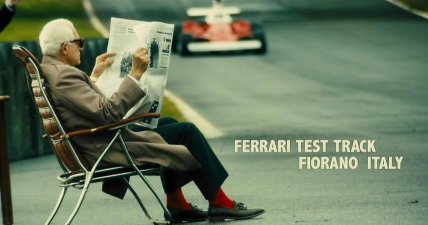 Enzo Ferrari observant une Ferrari de Formule 1 sur le circuit de Fiorano dans Rush