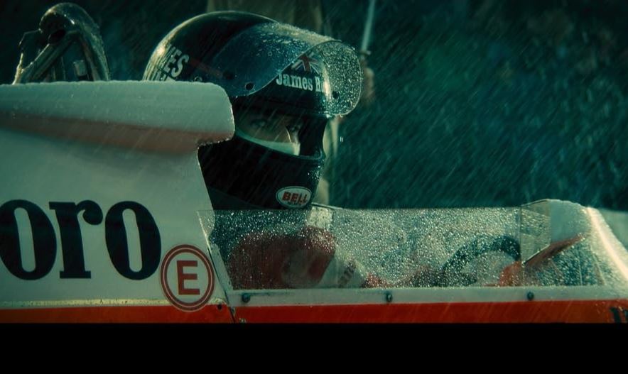 James Hunt sous la pluie dans sa McLaren de Formule 1 dans Rush