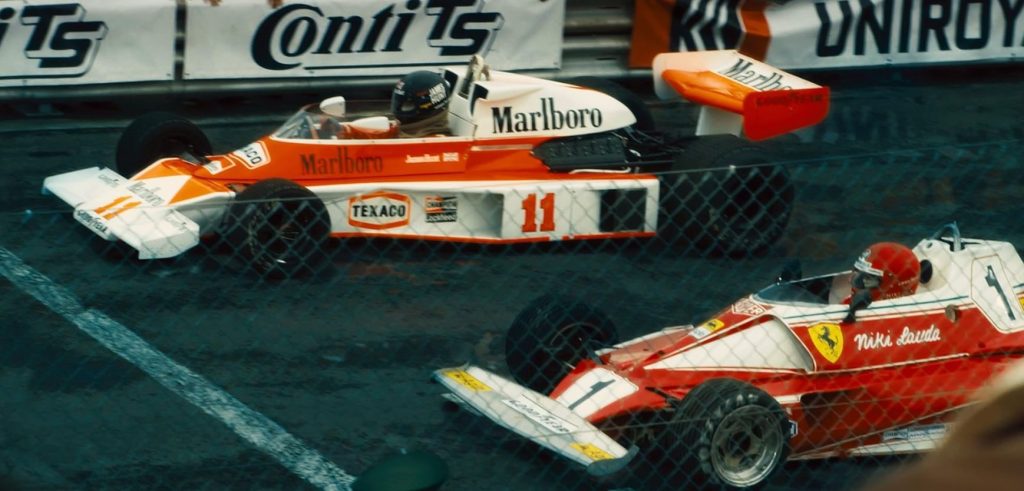 Duel entre la Ferrari de Niki Lauda et la McLaren de James Hunt dans Rush