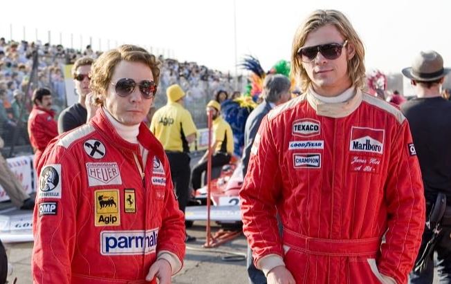Niki Lauda et James Hunt côte à côte dans le paddock du film Rush