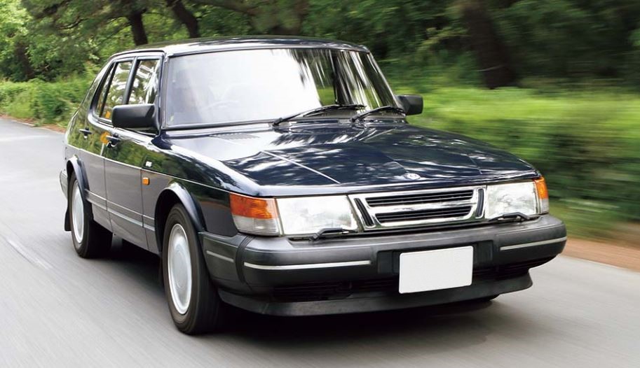 Saab 900 3 4 avant en mouvement sur route voiture ancienne