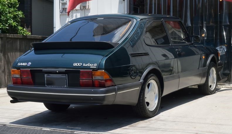 Saab 900 Turbo vue arrière avec becquet caractéristique