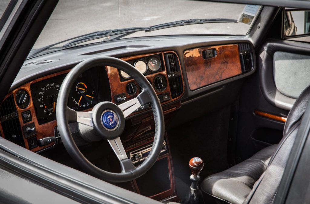Intérieur Saab 900 cockpit inspiré aviation tableau de bord conducteur