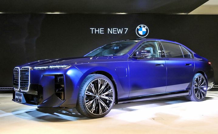 BMW Série 7 présentée au salon de Pékin 2026 sur stand constructeur