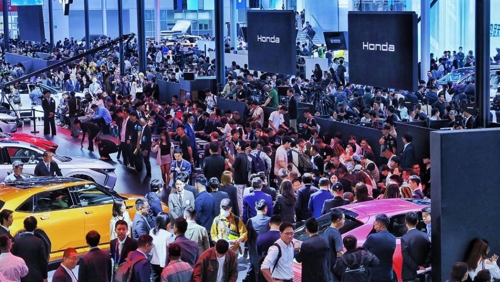 foule visiteurs salon de Pékin 2026 stands constructeurs automobiles Chine