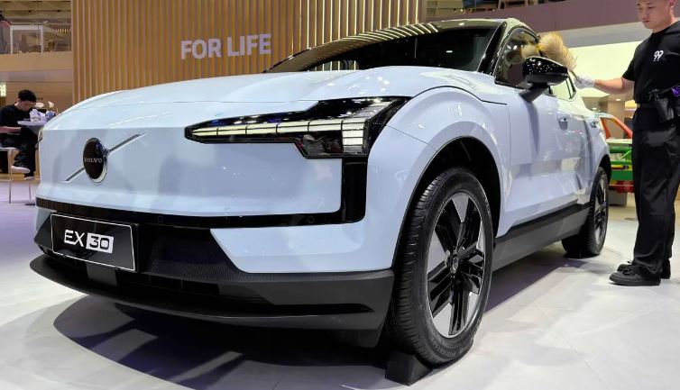 Volvo EX30 exposé au salon de Pékin 2026 SUV électrique