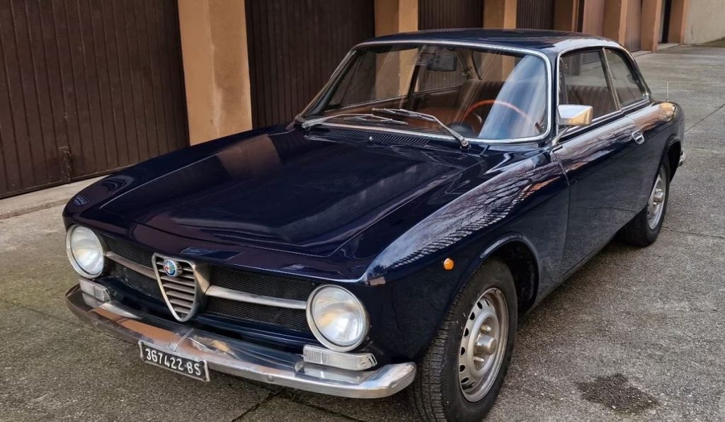 Alfa Romeo 1300 GT Junior 1971 bleu foncé vue avant trois quarts
