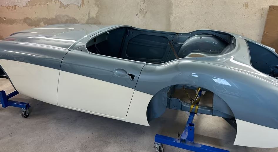 Carrosserie d’Austin Healey 3000 1957 en cours de restauration complète