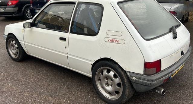 Peugeot 205 Rallye 1989 blanche vue arrière latérale avec jantes d’origine