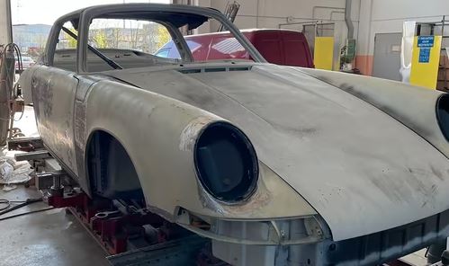 Porsche 911 Targa 2.2T 1971 en restauration carrosserie dans un atelier