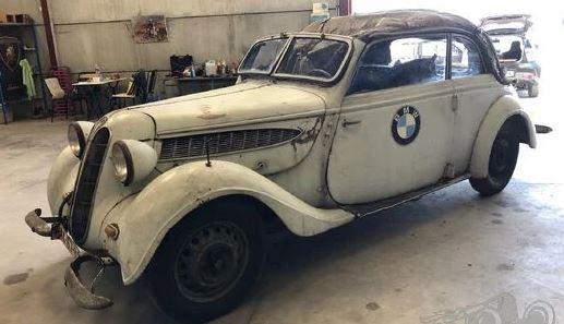 BMW 326 Cabriolet 1939 poussiéreuse retrouvée dans un atelier avant restauration