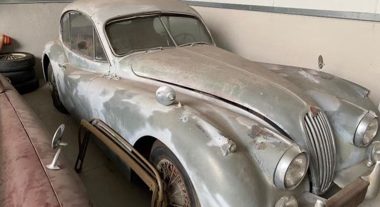 Jaguar XK140 FHC 1956 en cours de restauration retrouvée après des années d’abandon