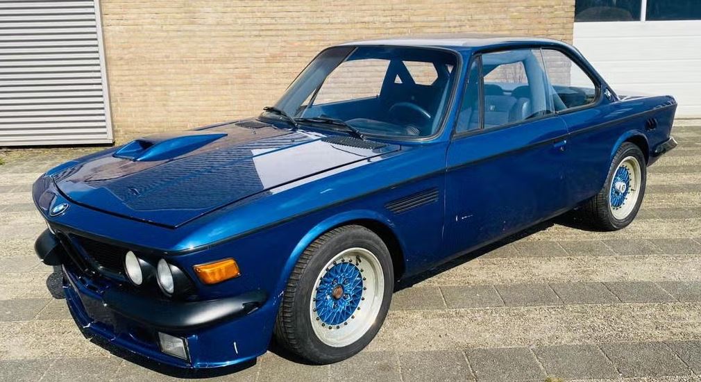 BMW 3.0 CSI 1971 bleue restaurée avec jantes alpina vue avant trois quarts