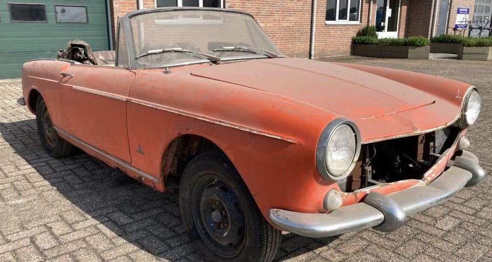 Fiat 1500 Cabriolet 1965 rouge patinée retrouvée après une longue immobilisation