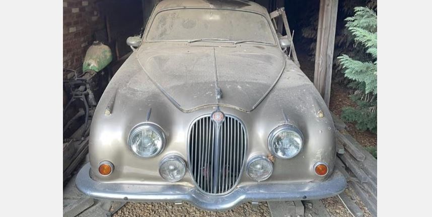 Jaguar MK2 3.4 1968 poussiéreuse retrouvée dans un garage après des années d’abandon