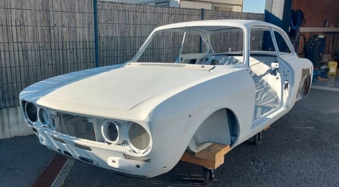 Coque nue Alfa Romeo Coupé Bertone 2000 de 1972 en apprêt blanc