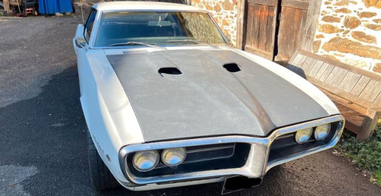Pontiac Firebird coupé 1968 blanche en cours de restauration extérieure