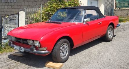 Peugeot 504 Cabriolet rouge restaurable photographiée en extérieur