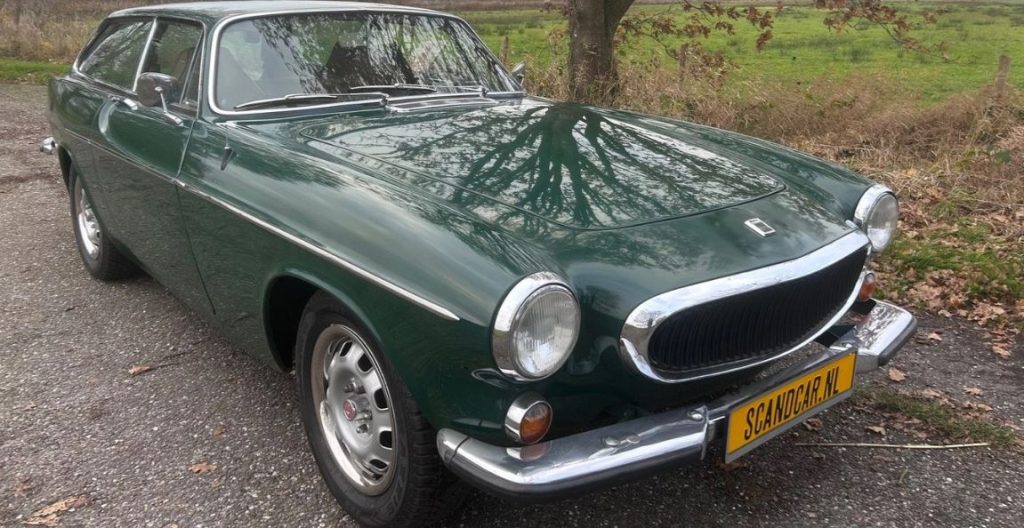 Volvo P1800 ES verte des années 1970 retrouvée en bon état