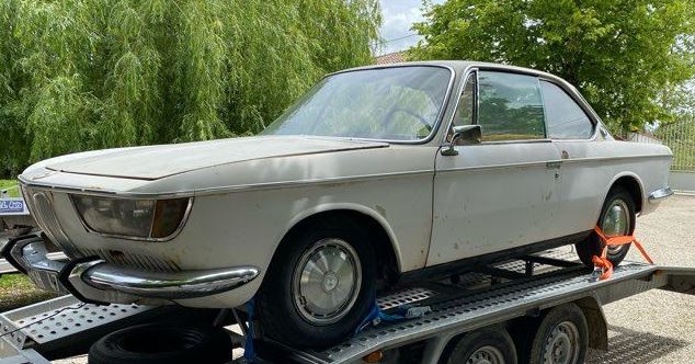 BMW 2000 CS 1969 beige retrouvée sur remorque après des années d’arrêt