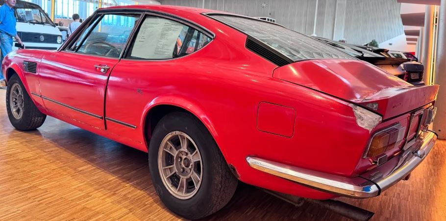 Fiat Dino Coupé 2400 rouge de 1971 stockée dans une collection automobile ancienne